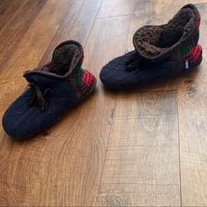 Muk Luk plaid Sherpa like inside slippers Sz 9/10 red blue green